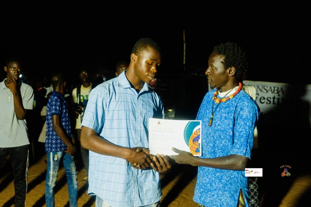 Remise attestation aux participants - Sikasso- Fetival Fan Saba