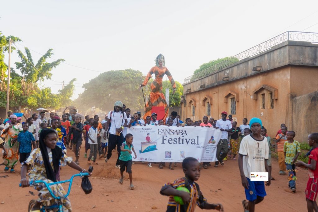Défilé des marionnettes - Sikaso - Festival Fan Saba